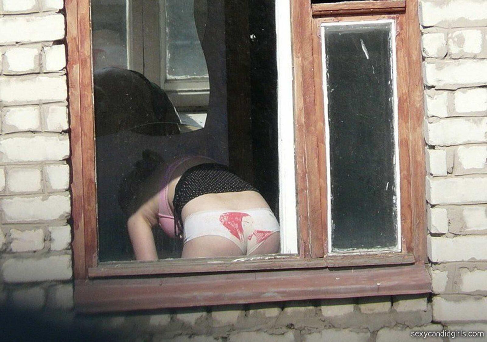 баба смотрит за голым мужиком в окне фото 103