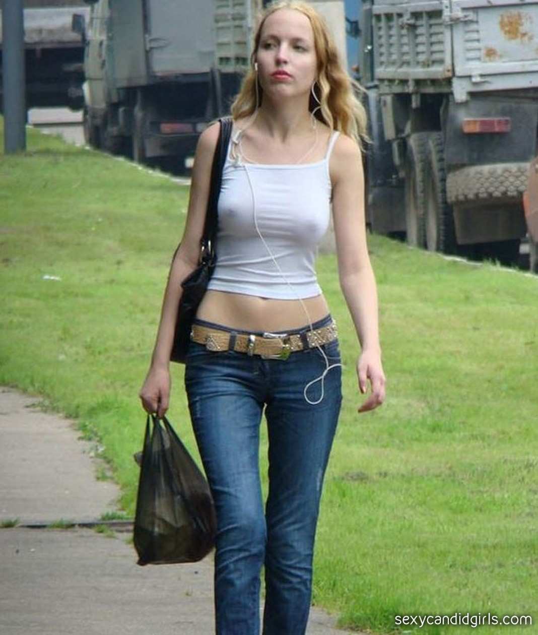 Молодая подруга открыла грудь на улице фото