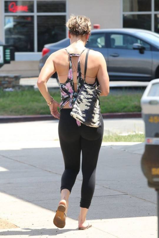 Sexy Sport Girl In Yoga Pants