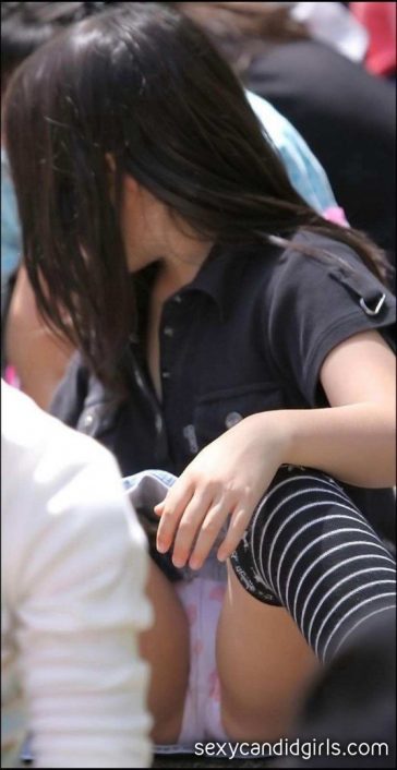 Young Candid Teen Upskirt