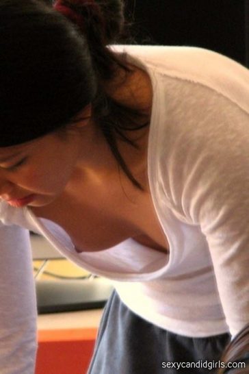 Braless Downblouse Creepshot