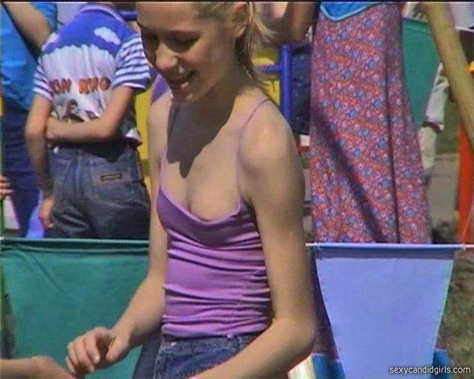 Candid teen downblouse