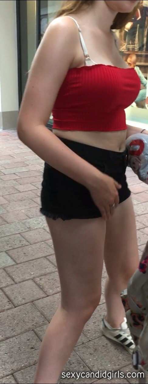 Busty Teen Candid Pictures