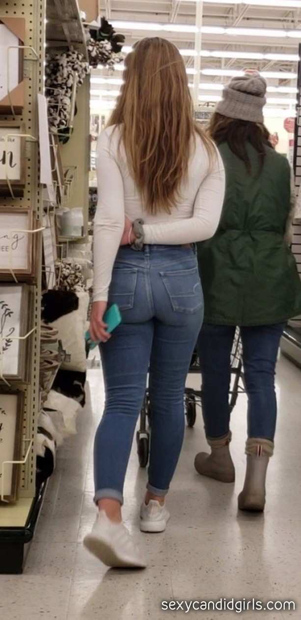 nice-tight-ass-in-jeans-on-this-teen (25) - Candid 