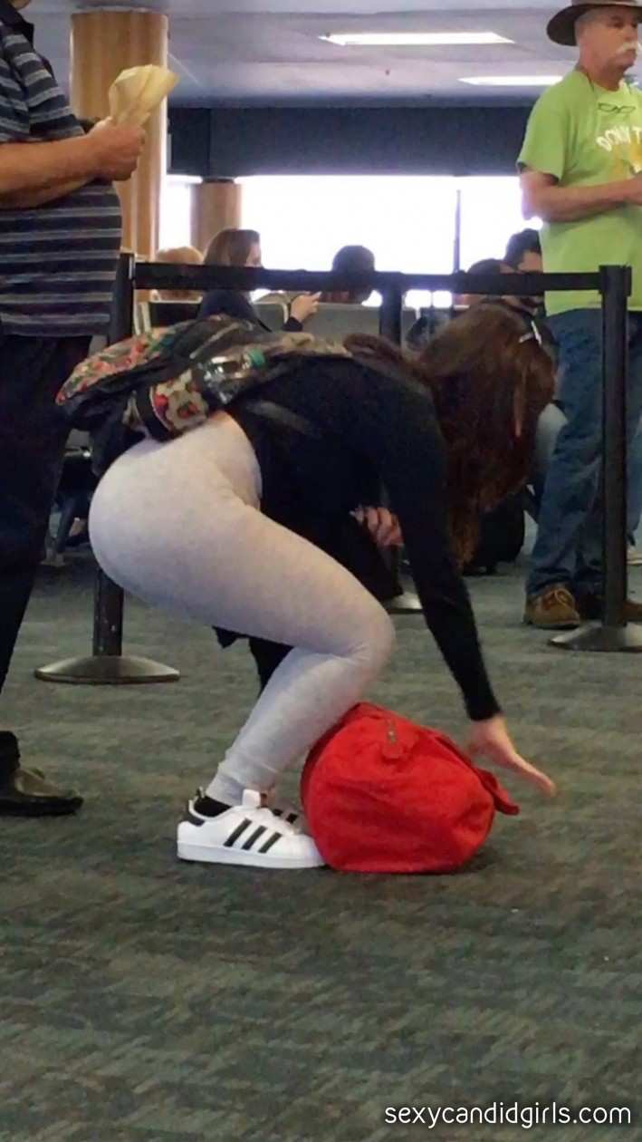Grey Yoga Pants Candid Ass At The Airport