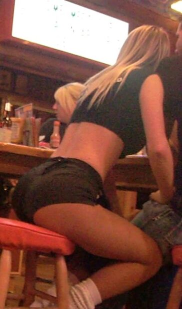 Hooter's Candid Booty