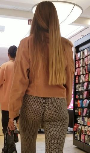 Hot Blonde Teen Jiggling Ass
