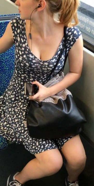 Hot Blonde Teen Candid Cleavage