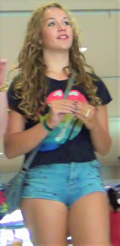 Close Up Candid Ass Teen In Shorts