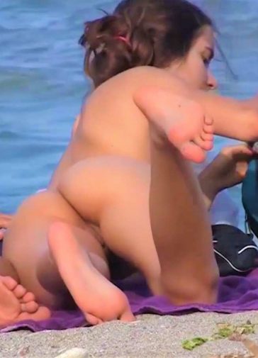 Sexy Naked Teen Beach Voyeur