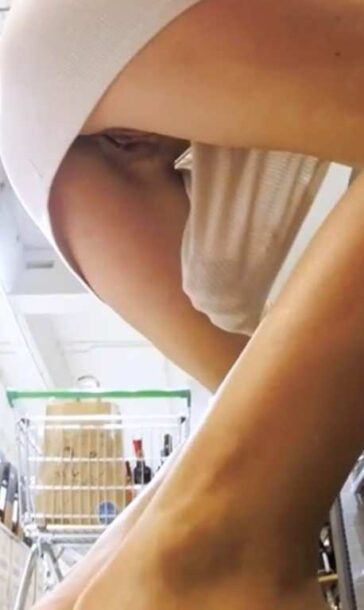 No Panties Candid Upskirt Sexy Girl