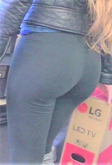 Bubble Ass Candid Blonde Teen In Leggings