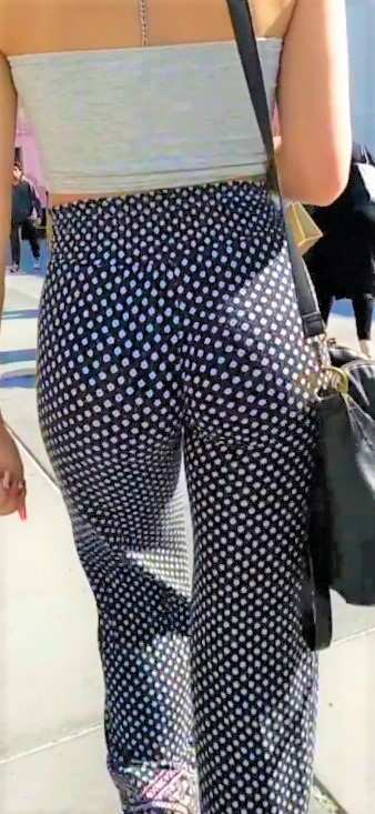 Jiggling Candid Ass Hottie