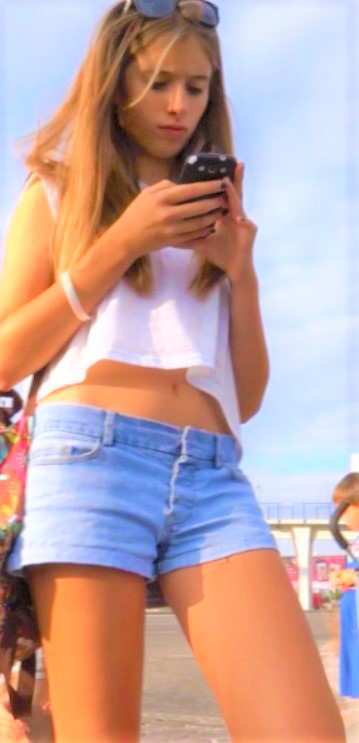 Sexy Candid Girls In Shorts