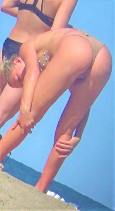 Candid Teen Giving a Great Show At The Beach