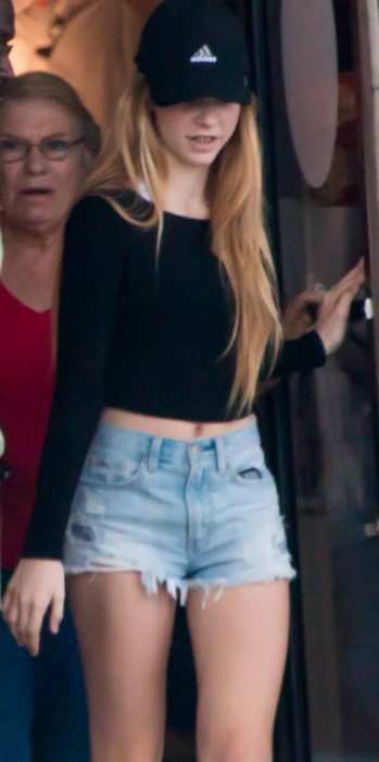 Sexy Candid Teen In Shorts Cute Face