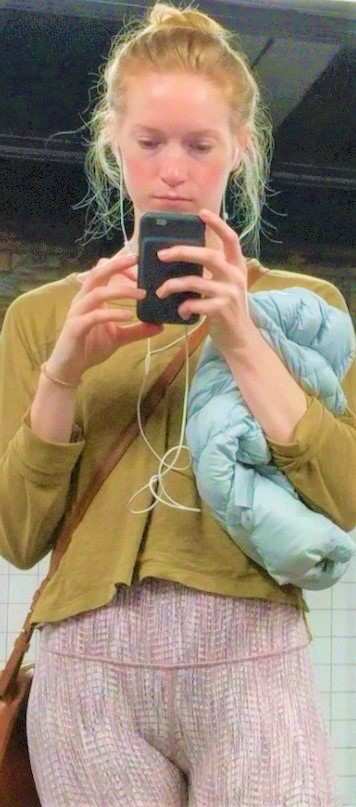 Fit Blonde In Leggings