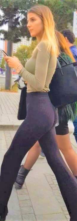Sexy Blonde Candid Leggings