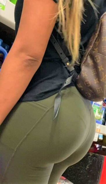 Thick Ass Girl In Leggings