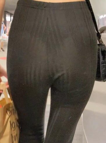 Visible Thong Lines Candid Teen In Leggings