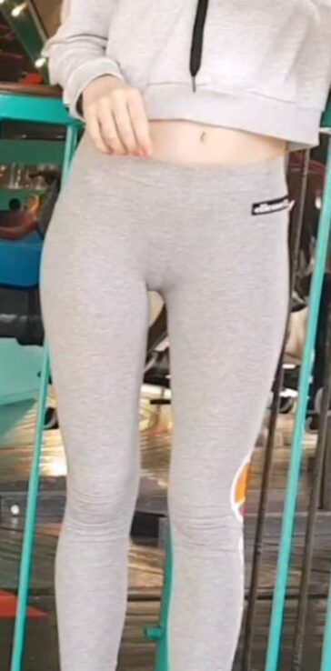 Candid Teen In Grey Leggings VPL