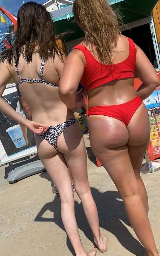 Thick Ass and Skinny Teen Duo