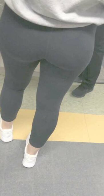 Young Teen Ass In Tight Leggings