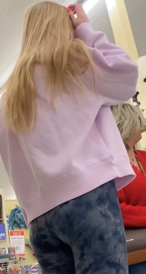 Young Daughter Ass In Tight Leggings