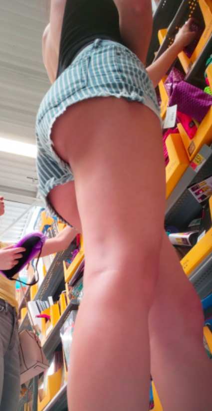 Hot Teenie In Shorts Revealing Cheeks