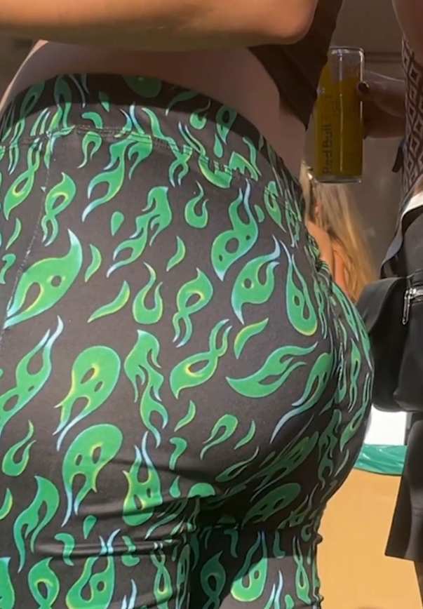 Fuckable Ass Girl In Leggings