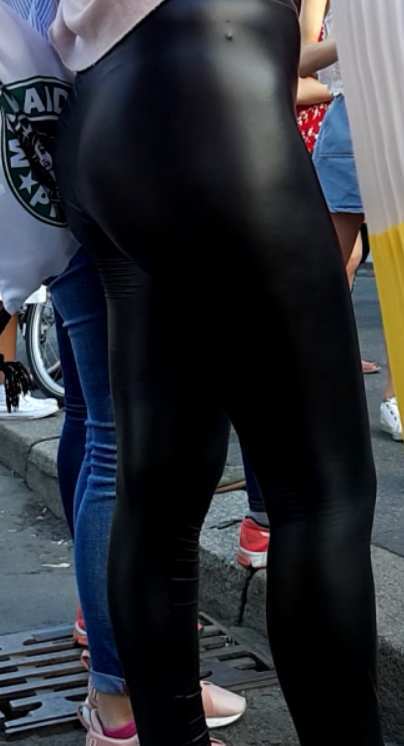 Creepin Wet Looking Leggings Girl