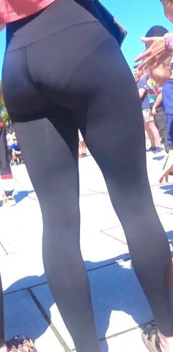 Young Teen In Leggings Visible Panty Lines