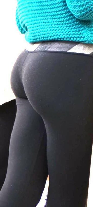 Classic Candids - Apple Store Teen In Leggings