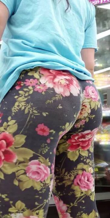 Jiggling Ass In Floral Leggings