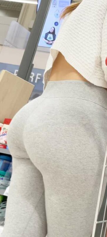 Thick Ass Girl In Grey Leggings VPL