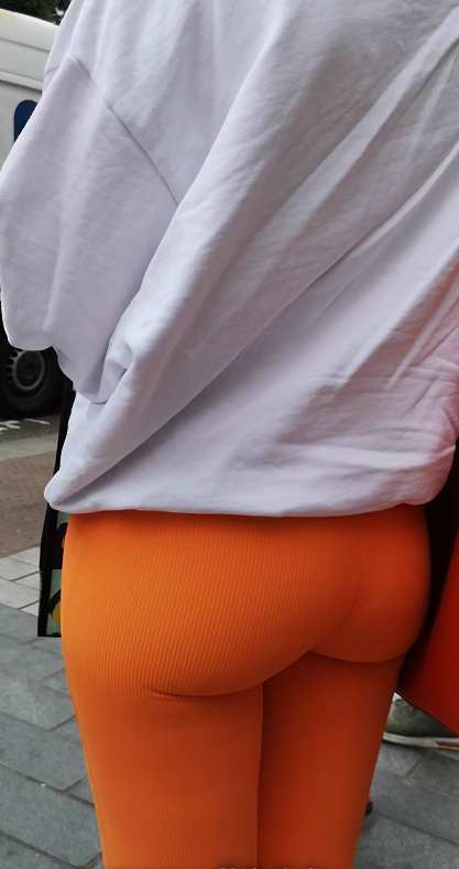 Juicy Ass Blonde In Orange Leggings