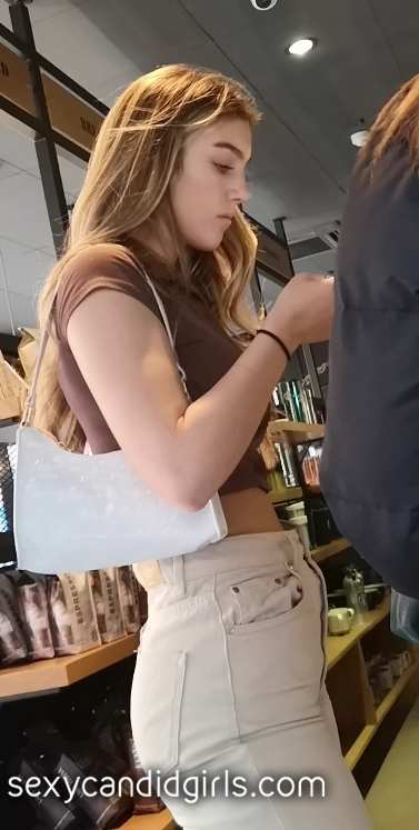 Beautiful Babe In Tight Jeans