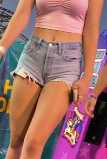 Sexy Legs Chekky Blonde Girl