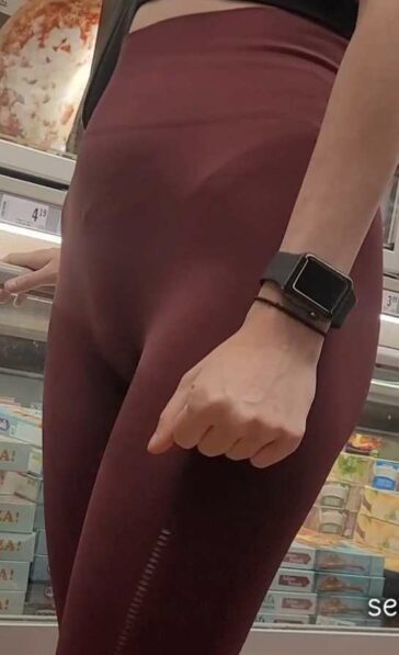 Skinny Girl In Tight Leggings VTL and Cameltoe