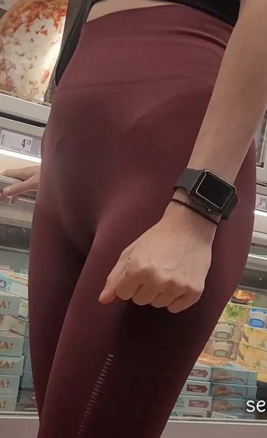 Skinny Girl In Tight Leggings VTL and Cameltoe