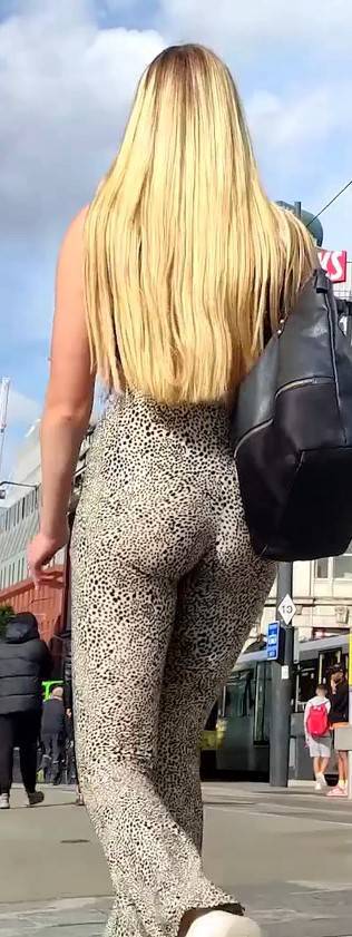 Super Hot Ass Blonde In Leggings