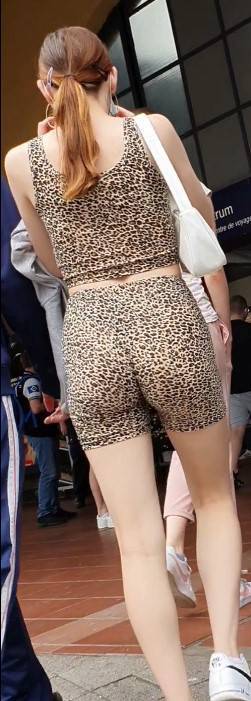 Hot GF Creepshot Ass In Short Leggings