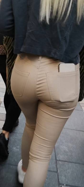 Sexy Candid Ass Blonde In Cream Jeans