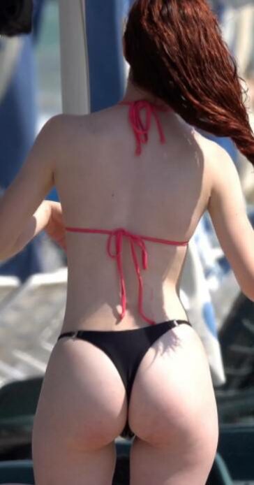 Sexy Girls In Thong On The Beach Creepshot