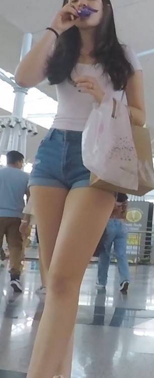 Brunette Teen Candid Ass In Shorts