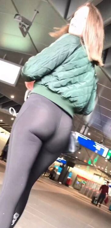 CandoCandid on X: #candid #collegegirl showing off her #fit #sexy body.  #spandex #shorts #tights #yogapants #yogashorts #teen #cameltoe #teen #girl  #realgirl  / X