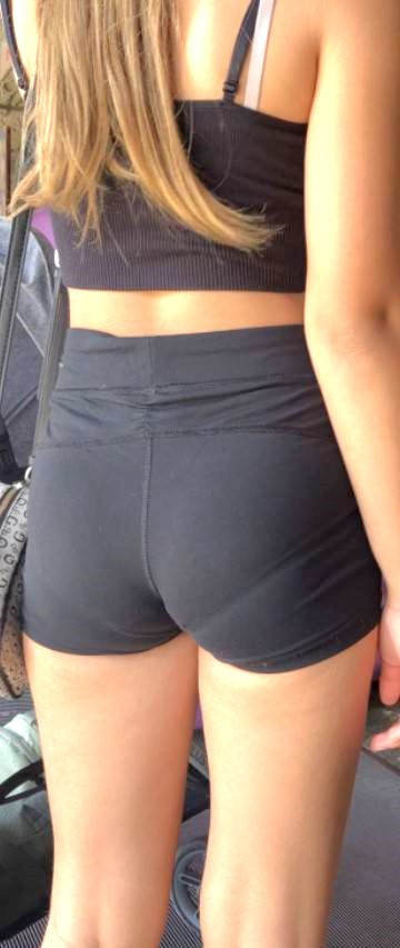 Two JB Teens In Shorts With Cute Asses