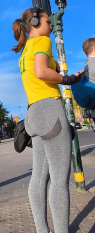 Fit Teen Ass In Grey Leggings