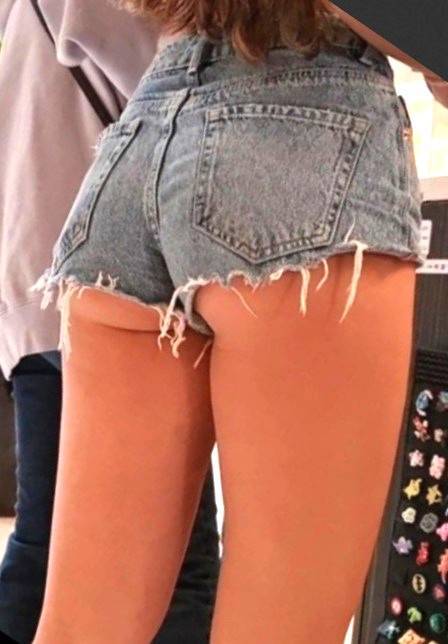 JB Teen Showing Her Cheeks Candid Ass