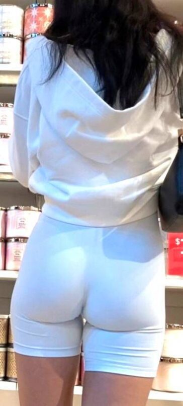 Sexy Candid Teen Ass In Short Leggings